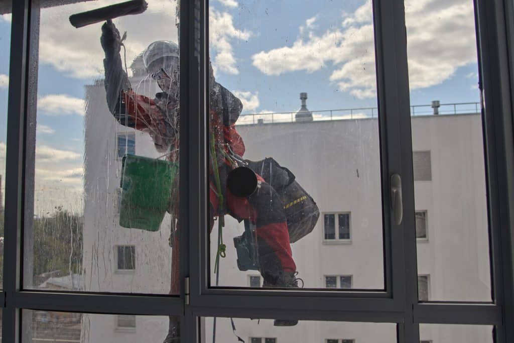 materiales para la limpieza de cristales en edificios